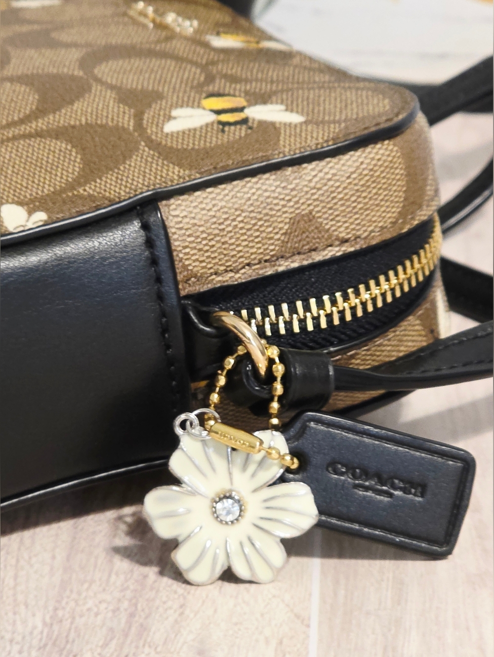 🐝Coach Mini Camera Bag Khaki Sig Crossbody Purse BEES C8671 Bumblebees 🐝🐝♥️ - Picture 13 of 16